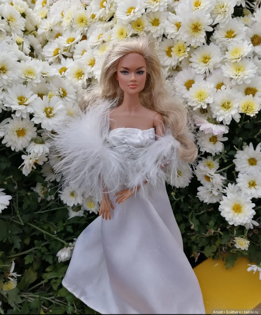 Музей винтажных платьев. Белое платье с боа (фото 4)