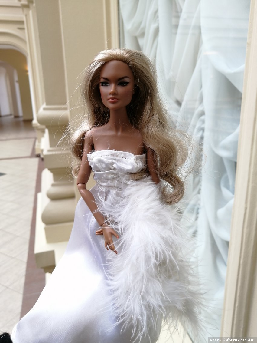 Музей винтажных платьев. Белое платье с боа (фото 2)