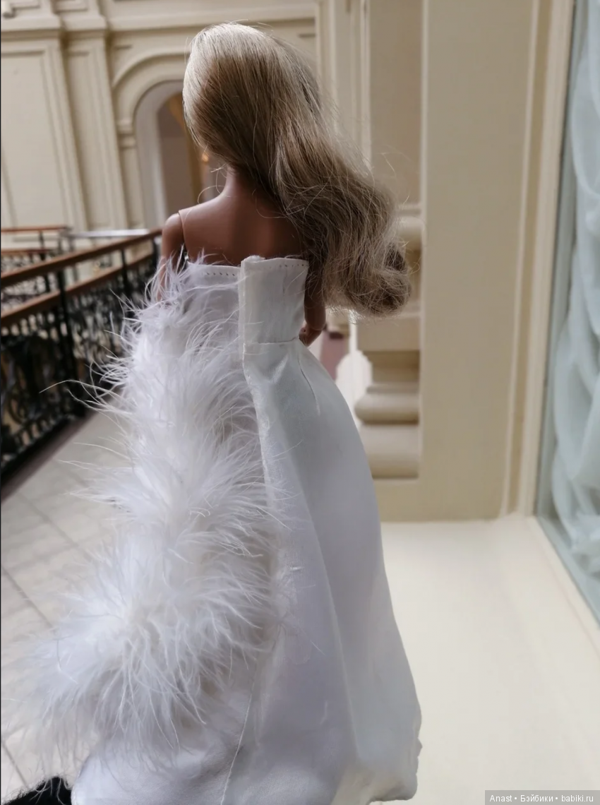 Музей винтажных платьев. Белое платье с боа (фото 3)
