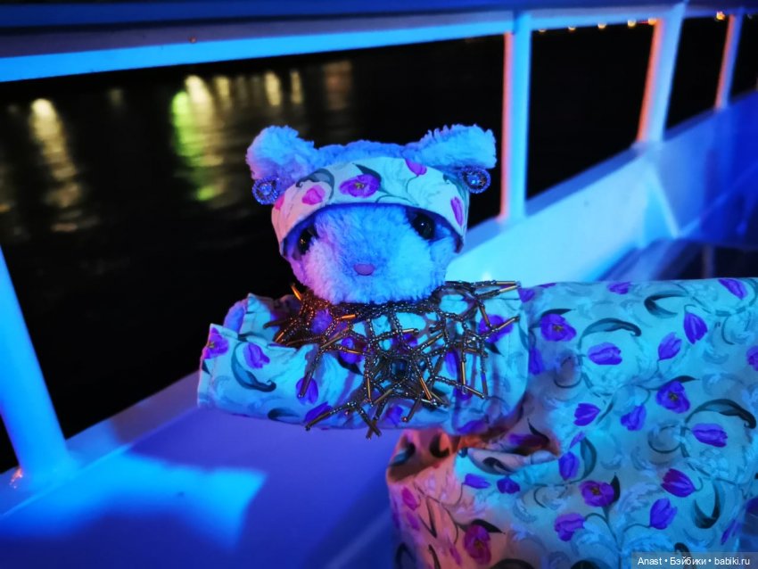 Сусанна на теплоходе на вечерней прогулке по Волге