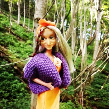 Стильная Баба Яга на отдыхе