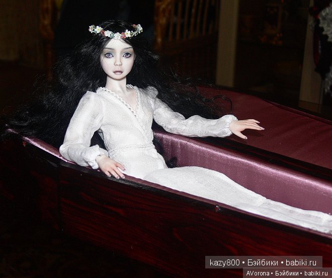 Куклы похоронили. Кукла в гробу. Кукла в гробу игрушка. Куклы в гробиках. Кукольный гроб.