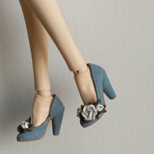 Туфли из голубой замши с белыми розами