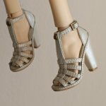 Босоножки из перламутровой кожи на высоком каблуке с плетением