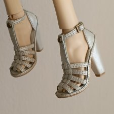 Босоножки из перламутровой кожи на высоком каблуке с плетением