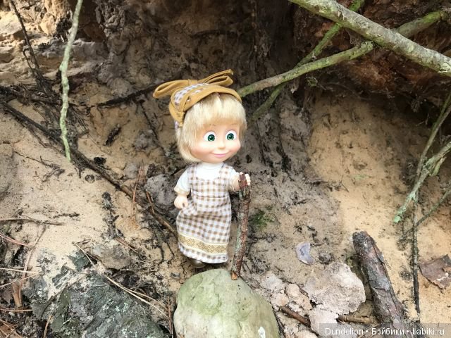 Осенняя прогулка Машки — Куклы Маша и Медведь (Simba): Маша в кармашке (фото 9)