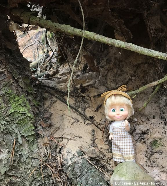 Осенняя прогулка Машки — Куклы Маша и Медведь (Simba): Маша в кармашке (фото 8)