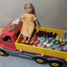 Вера и грузовичок обуви