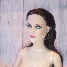 Куклы прибывают, а играть не с кем