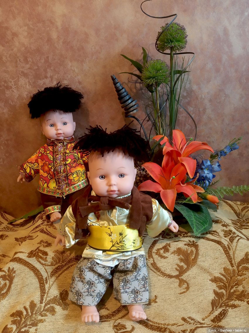 Азиатские мальчики-близнецы