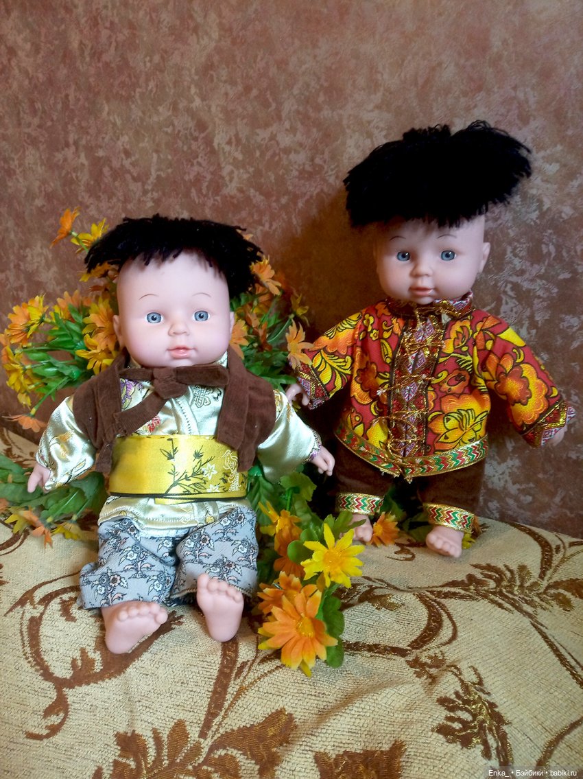 Азиатские мальчики-близнецы