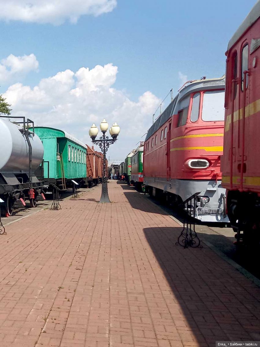 Карлос и Керри смотрят паровозы