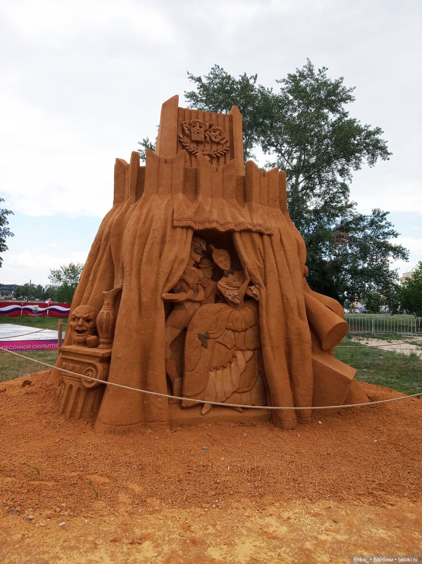 Алиса на развалинах фонтана (фото 4)