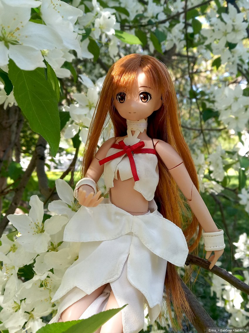 Воздушная Асуна в цветущих ветвях (фото 2)