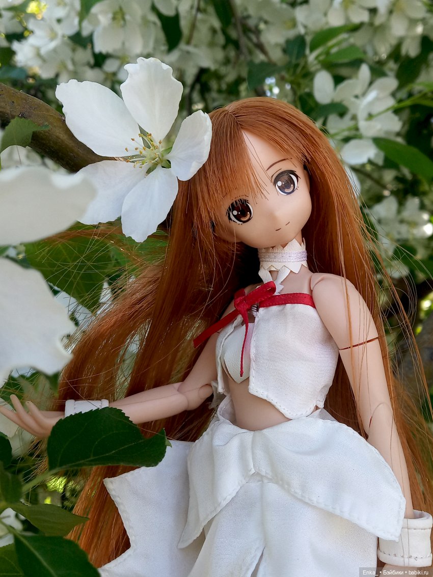 Воздушная Асуна в цветущих ветвях