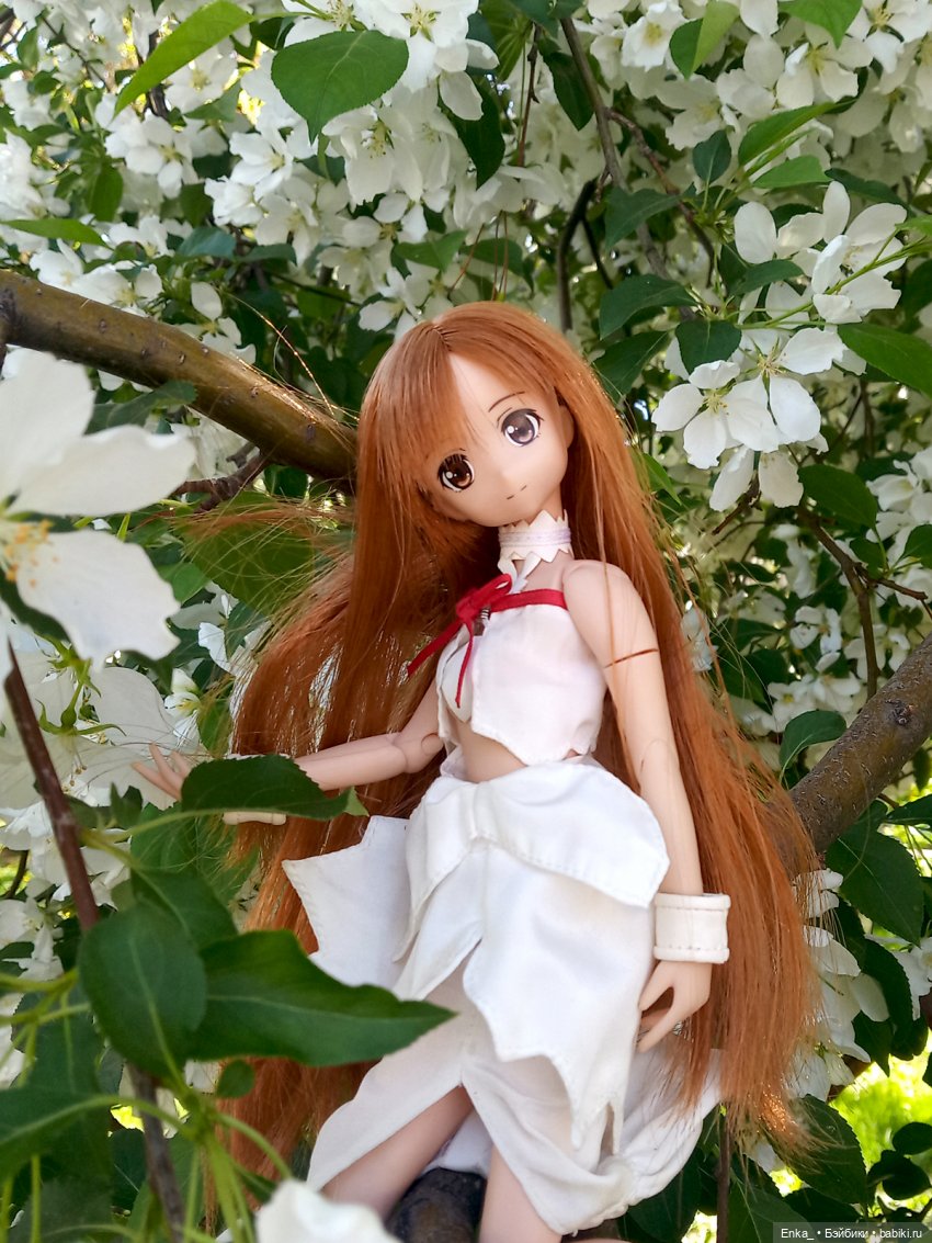 Воздушная Асуна в цветущих ветвях