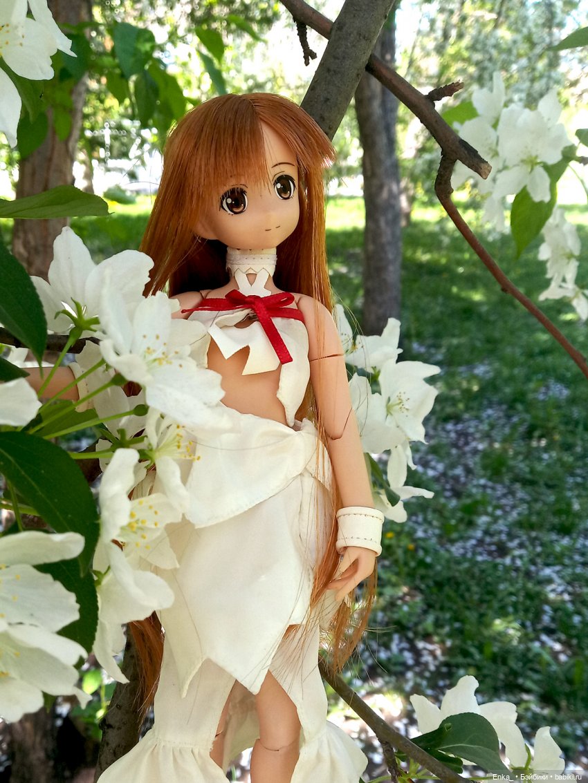 Воздушная Асуна в цветущих ветвях (фото 3)