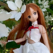 Воздушная Асуна в цветущих ветвях