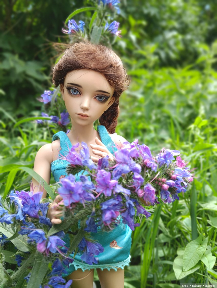 Корделия на цветущем лугу