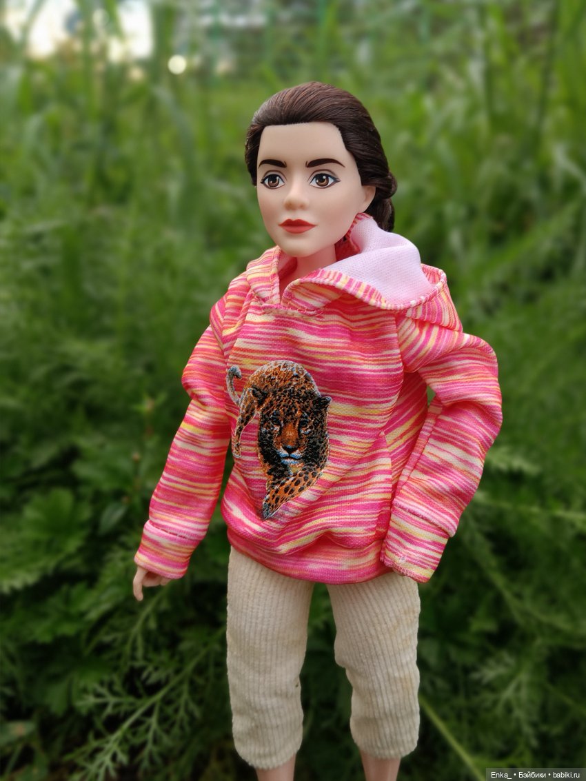 Аннабель на пробежке в парке