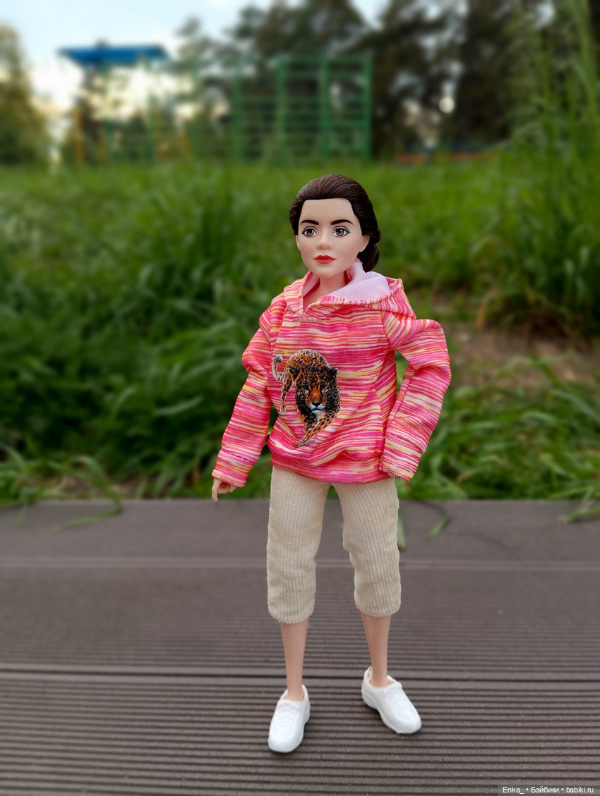 Аннабель на пробежке в парке