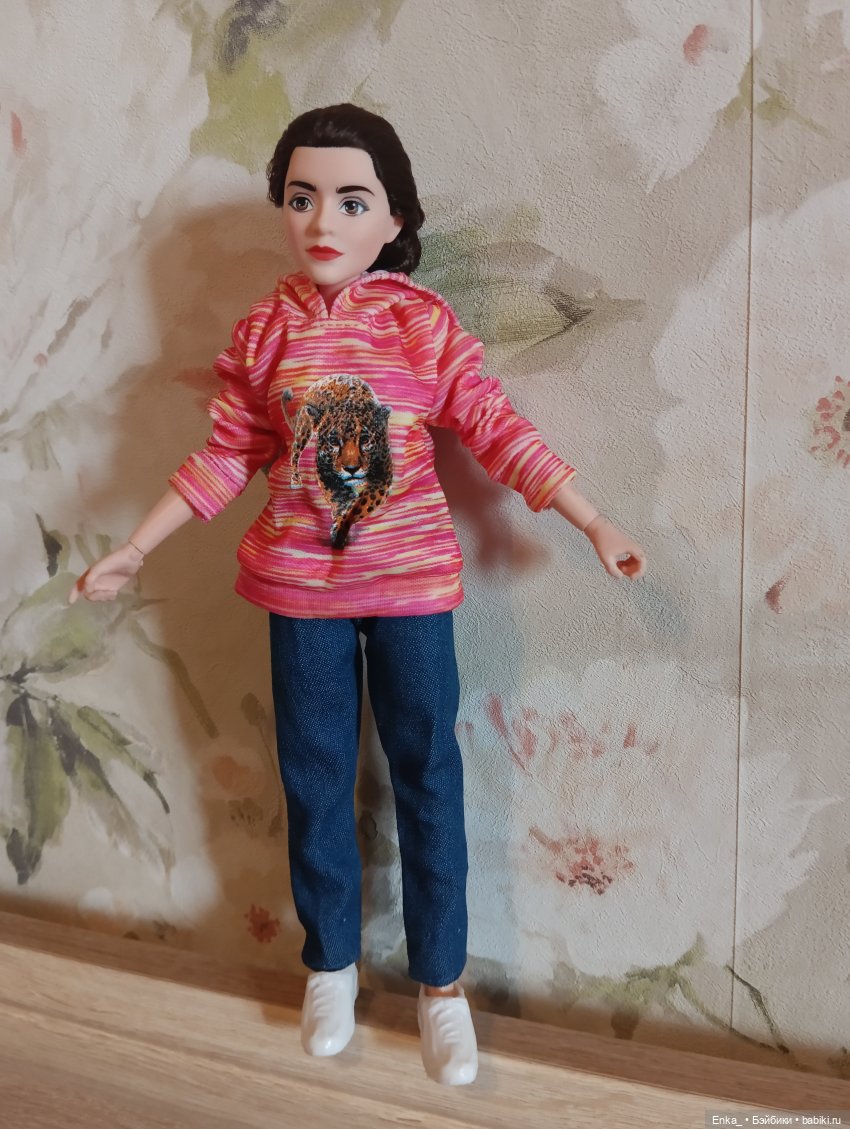 Аннабель на пробежке в парке