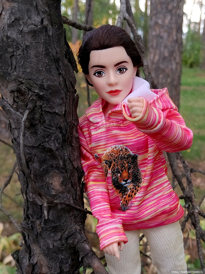 Аннабель на пробежке в парке