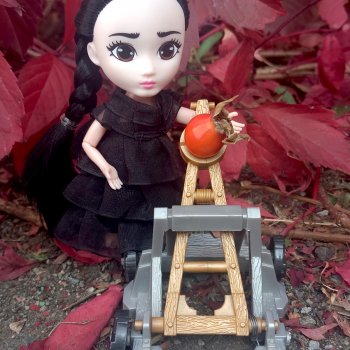 Как Уэнсди и Энид арсенал пристреливали