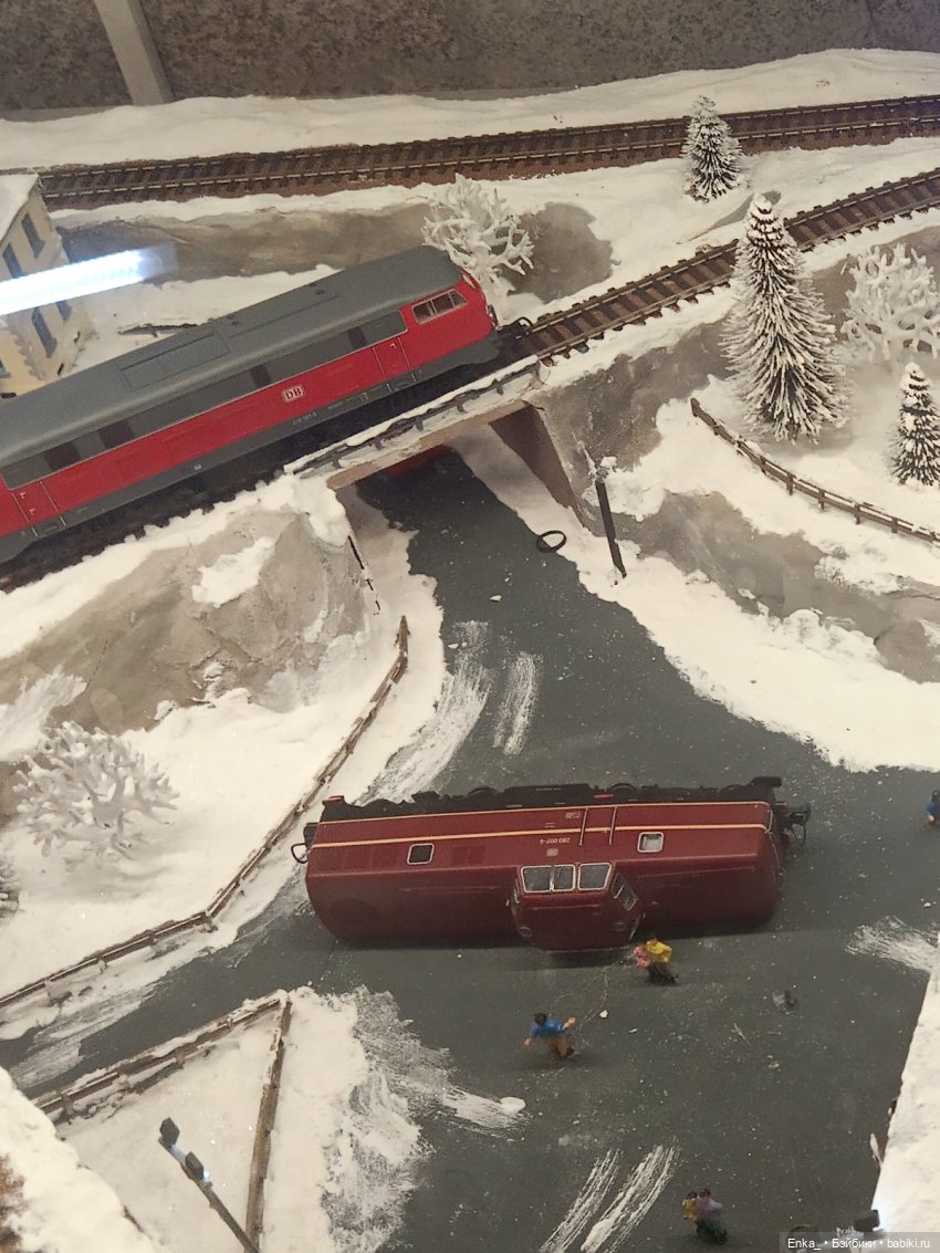 Крушение миниатюрного поезда (фото 4)