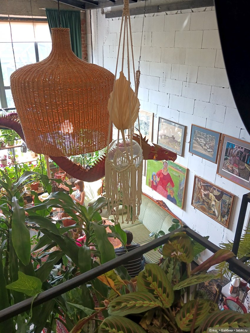 В уютном интерьере всё фи2ня, кроме пчел