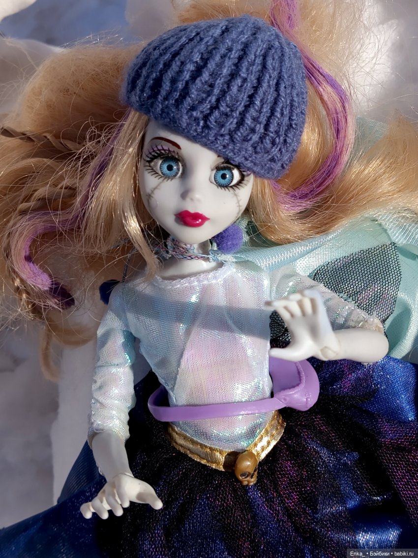 Новенькая! Такая прекрасно-ужасная принцесса-зомби