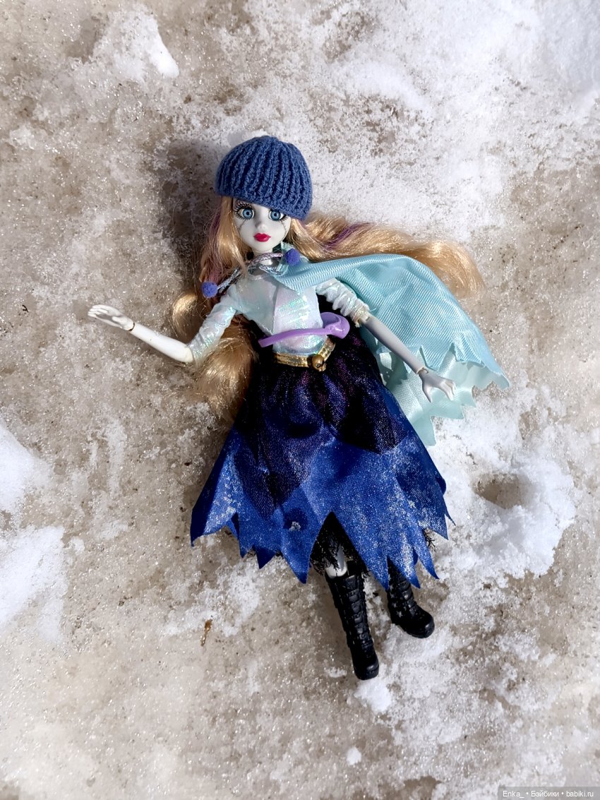 Новенькая! Такая прекрасно-ужасная принцесса-зомби