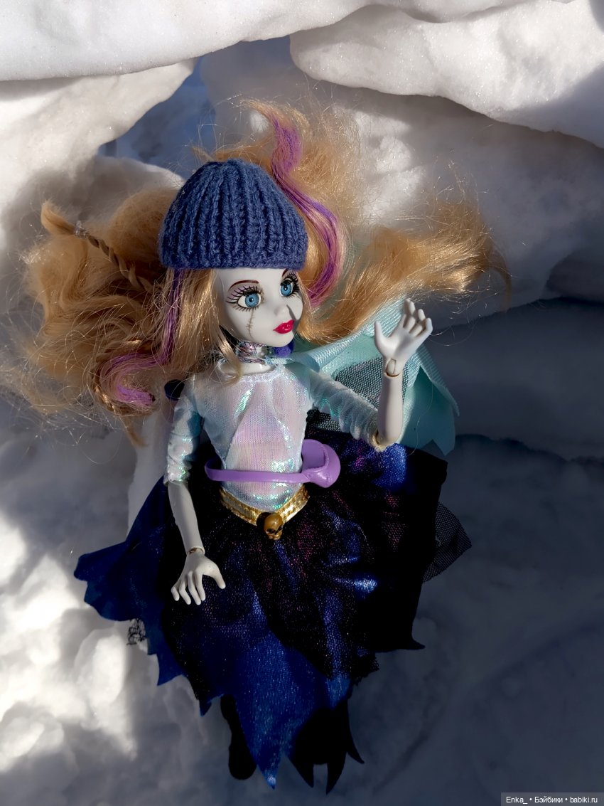 Новенькая! Такая прекрасно-ужасная принцесса-зомби