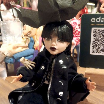 Новая шляпка Уэнсдей