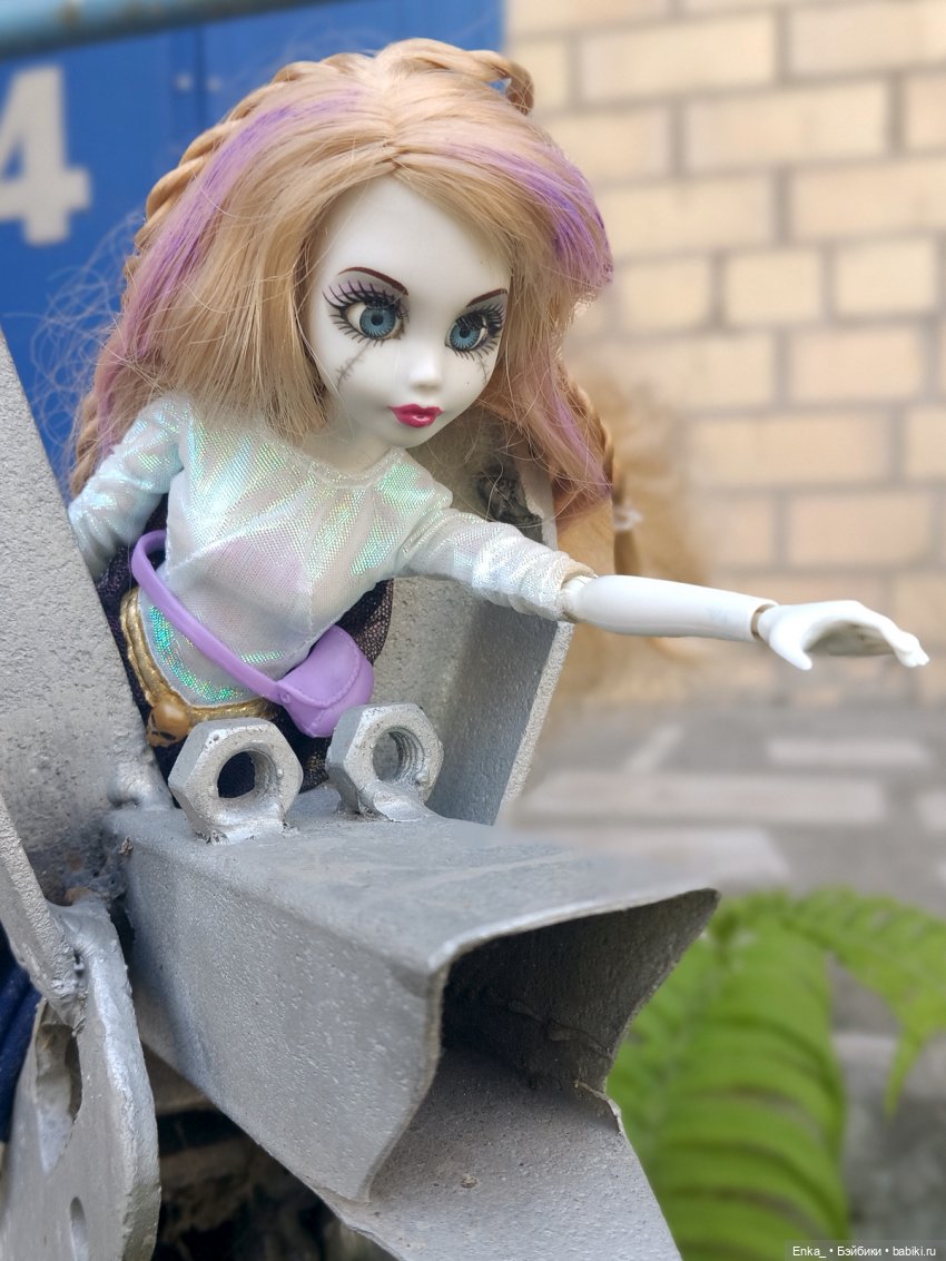 Принцесса-зомби и ее верный пес