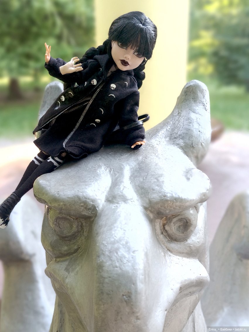 Уэнсдей у Грифона — Куклы Monster High и Ever After High: G1
