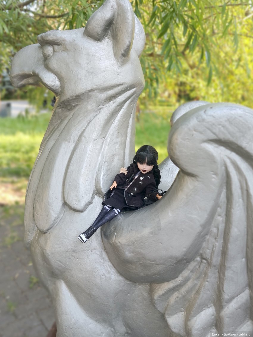 Уэнсдей у Грифона — Куклы Monster High и Ever After High: G1