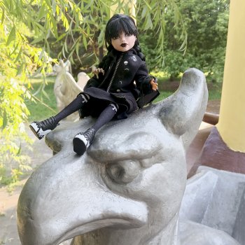 Уэнсдей у Грифона