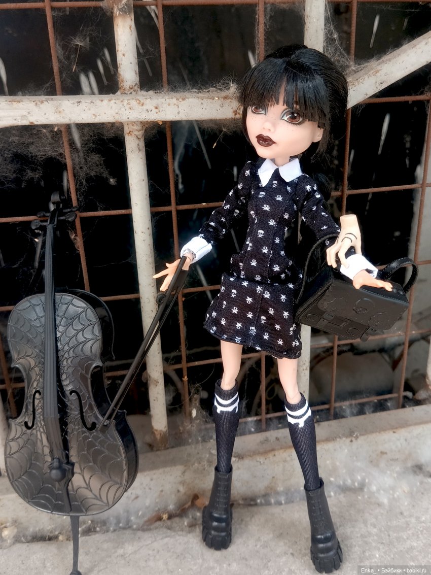 Уэнсдей и игра на виолончели