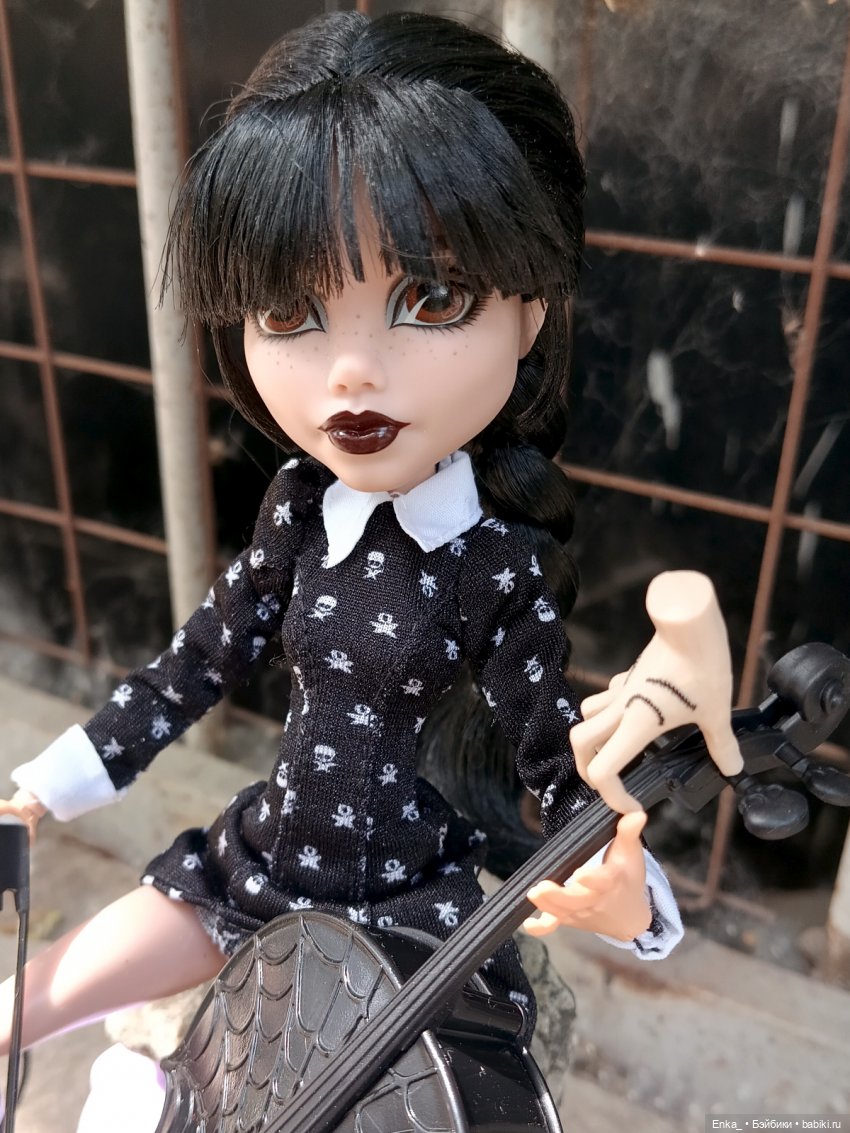 Уэнсдей и игра на виолончели (фото 5)