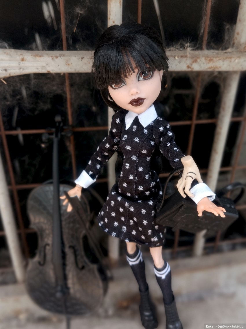 Уэнсдей и игра на виолончели