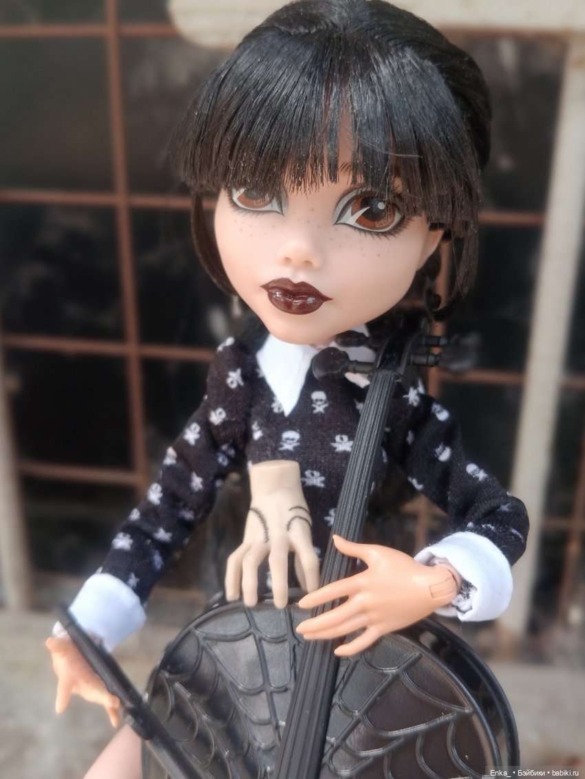 Уэнсдей и игра на виолончели (фото 10)