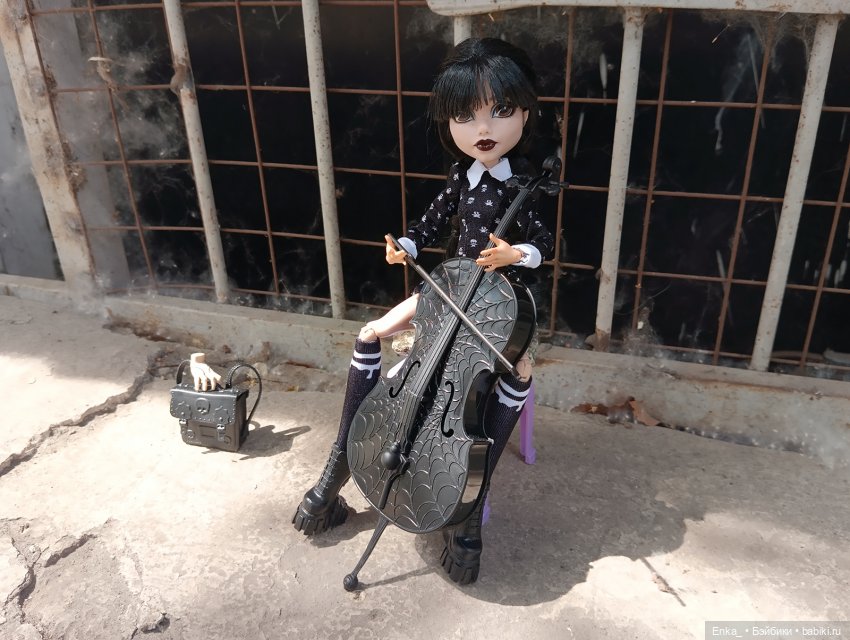 Уэнсдей и игра на виолончели