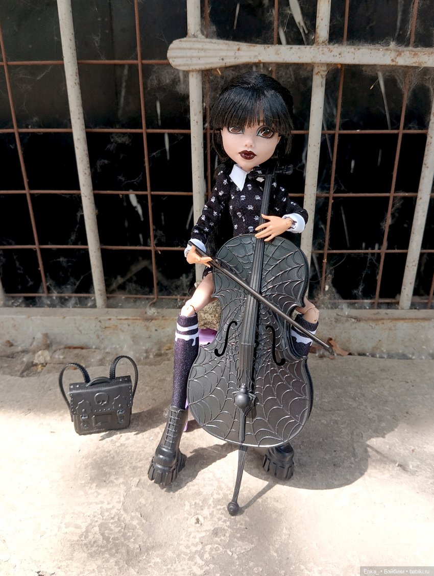 Уэнсдей и игра на виолончели (фото 9)