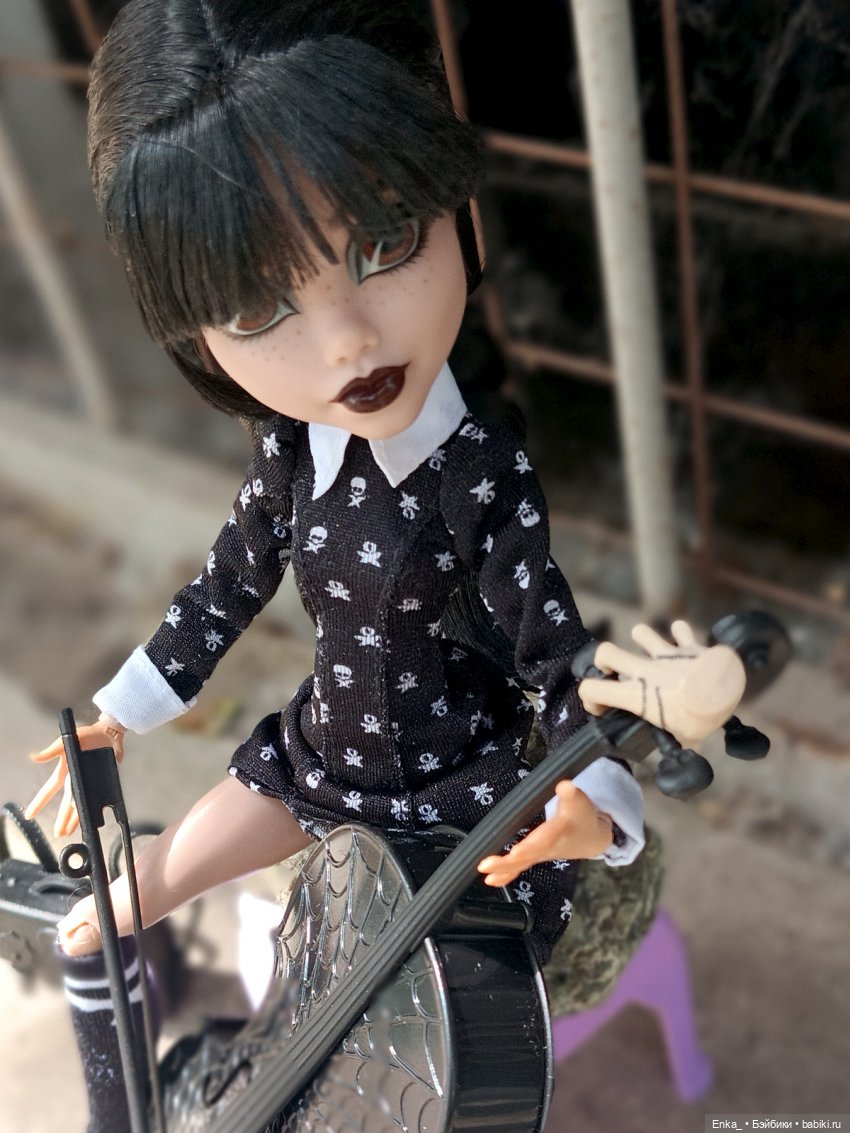 Уэнсдей и игра на виолончели (фото 7)