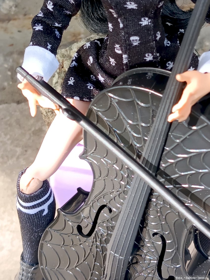 Уэнсдей и игра на виолончели (фото 4)