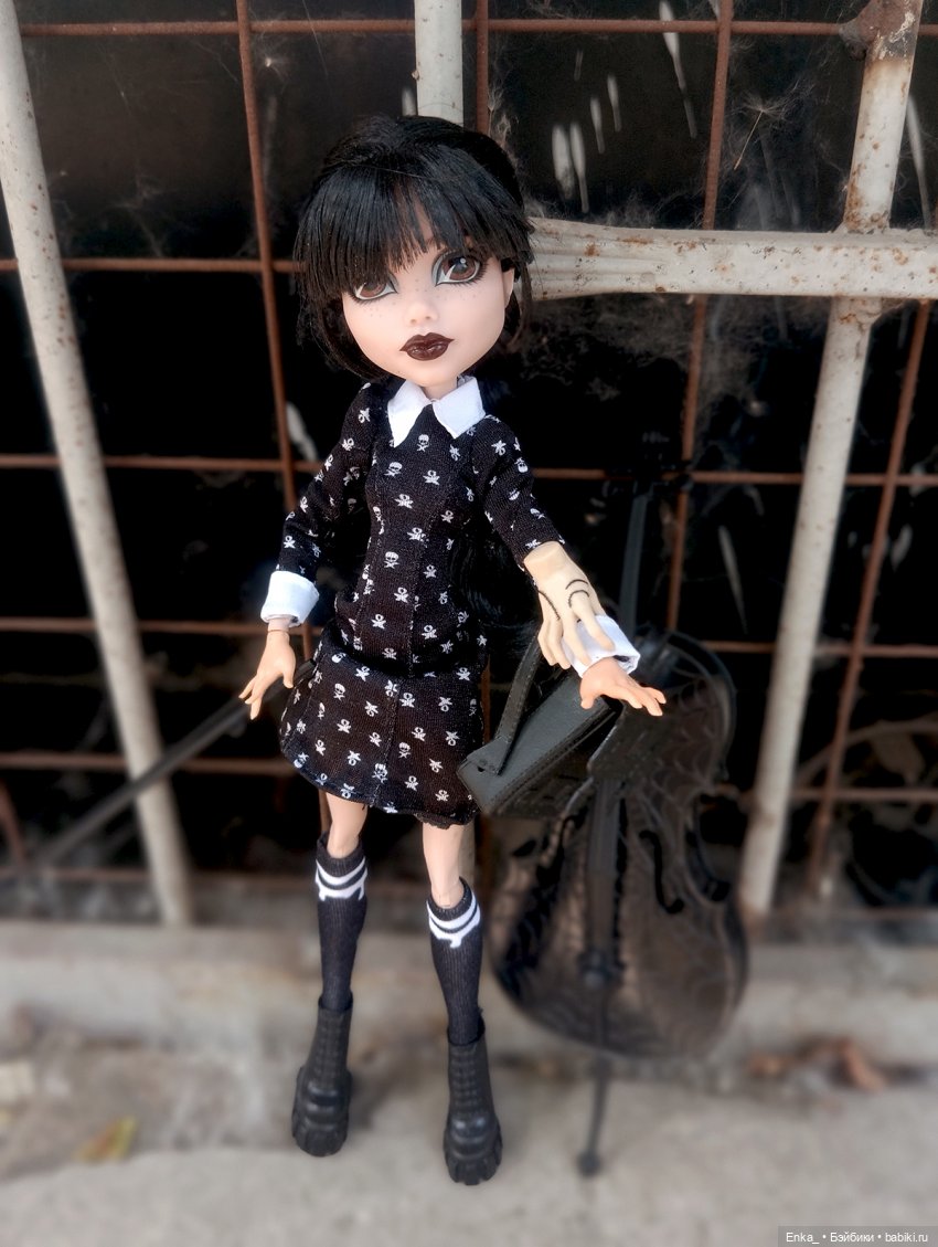 Уэнсдей и игра на виолончели