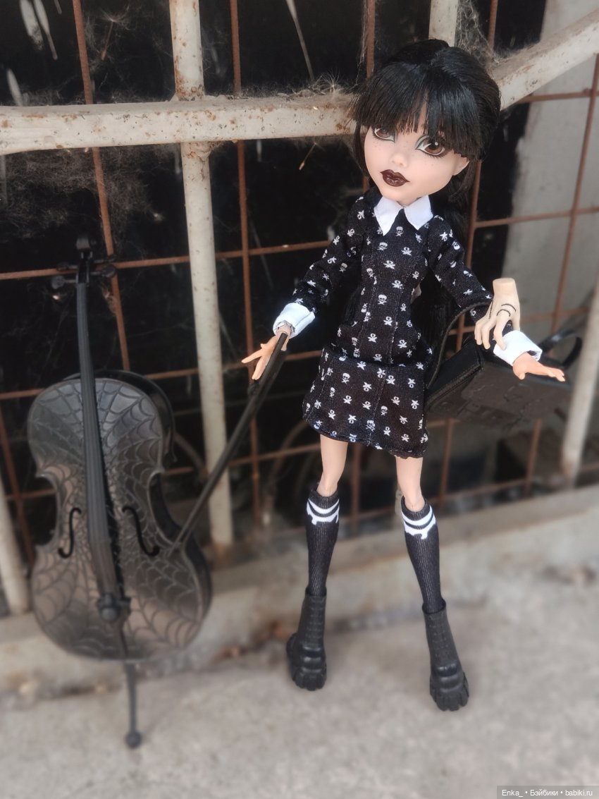 Уэнсдей и игра на виолончели