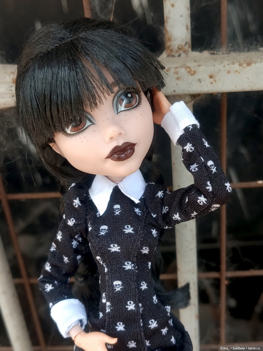 Уэнсдей и игра на виолончели