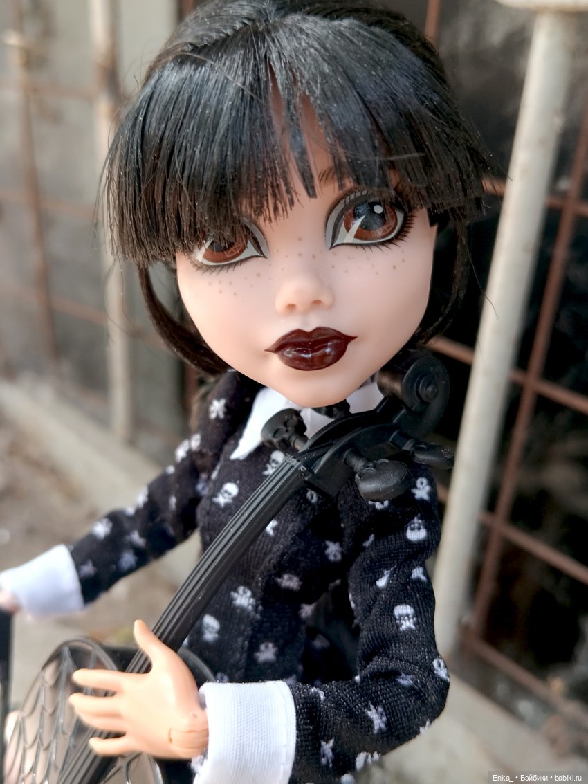 Уэнсдей и игра на виолончели (фото 8)